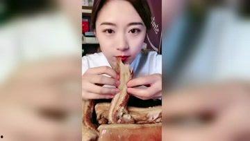 娱乐吃瓜酱女生先道歉,娱乐吃瓜酱背后的故事揭秘